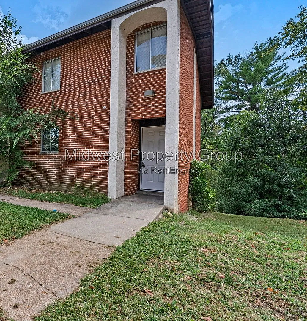 4 bed, 2.5 bath, 2790 sqft, $1,795 — Photo 1