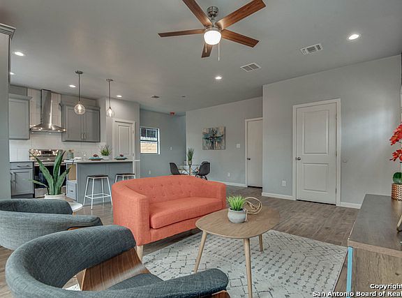 4th image of 734 Essex St #B3