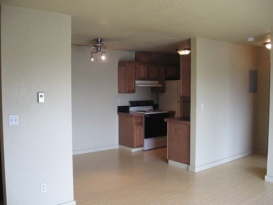 Open kitchen & dining area