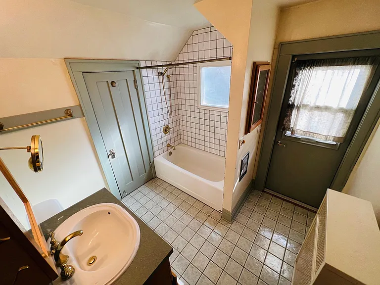702 Leonard St — Photo 11