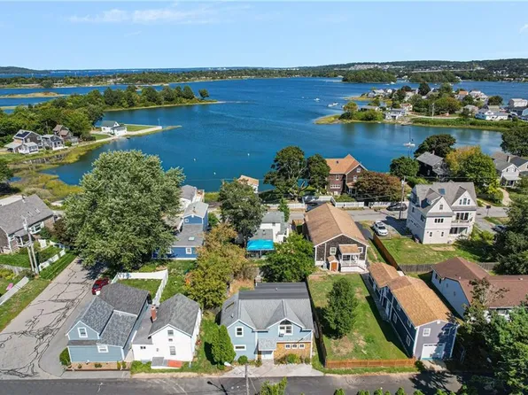 13 Oak St, Portsmouth, RI 02871