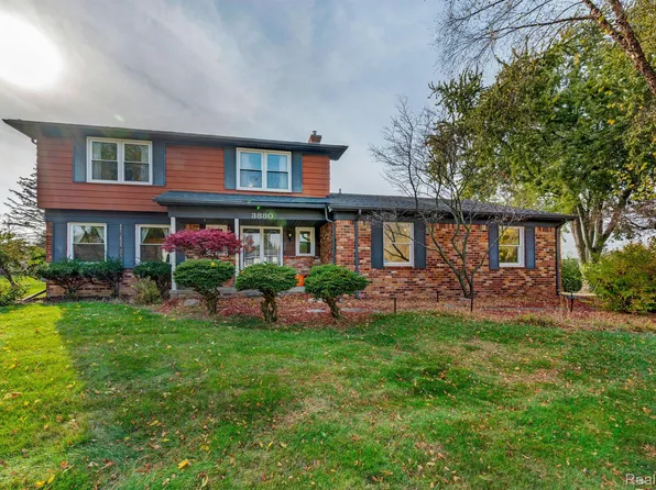3880 McDivitt Dr, West Bloomfield, MI 48323
