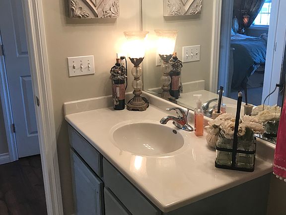 Upstairs full bath 