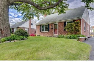 945 Greenbriar Ln, Springfield, PA 19064
