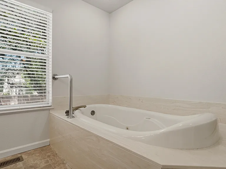 10021 Bridgepointe Ct NE — Photo 34