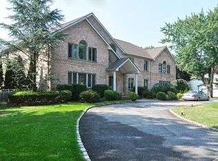 100 Sagamore Dr, Syosset, NY 11791