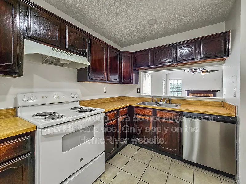 3 bed, 2.0 bath, 1356 sqft, $1,700 — Photo 4