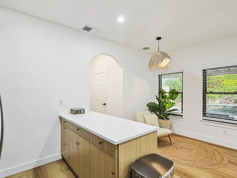 1088 Pondview Dr — Photo 33