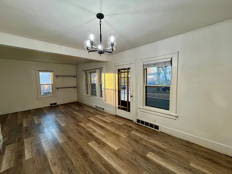 713 Augusta Ave — Photo 6