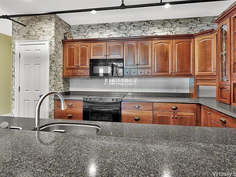 250 W Washington St #4 — Photo 4