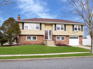 1 Shoreham Rd, Massapequa, NY 11758