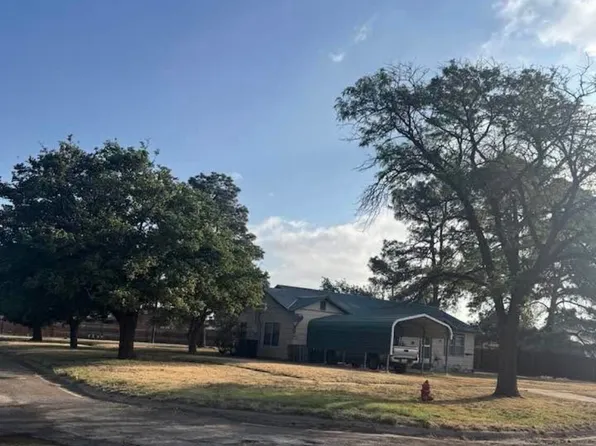 214 W 6th St, Hale Center, TX 79041
