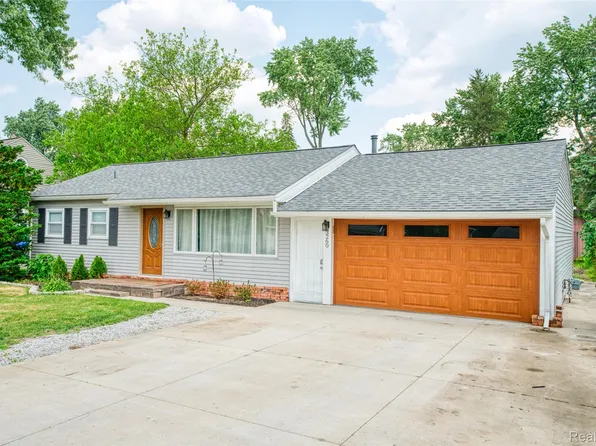 3260 Van Campen Dr, Waterford, MI 48329
