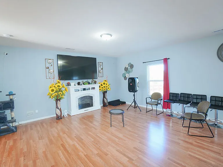 9728 Crooms Ct — Photo 6