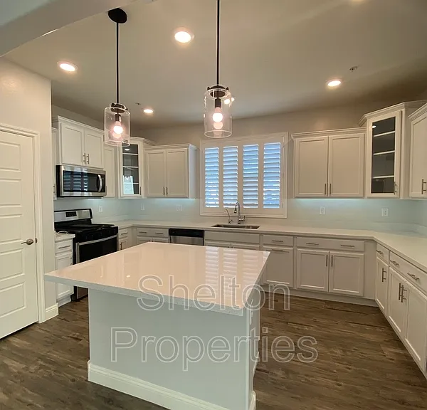 1721 N Marketside Ave — Photo 1