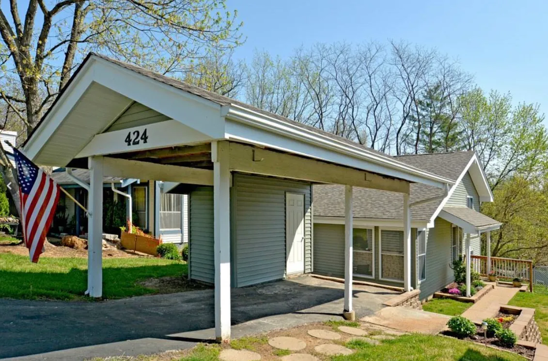 424 Down Hill Dr photo 1