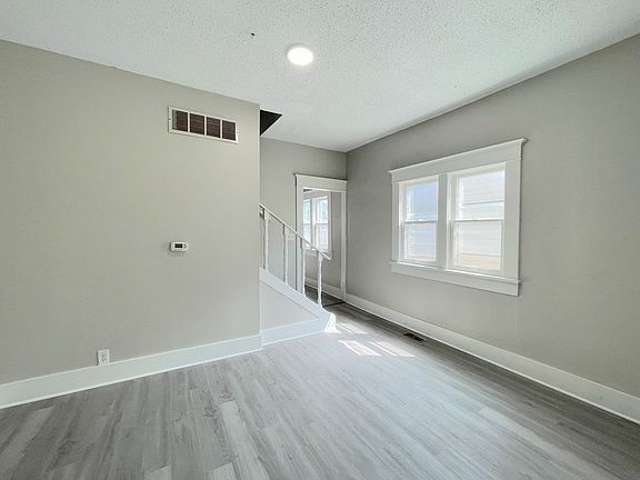 4th image of 414 E 8th Ave