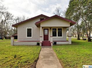 900 E Austin St, Luling, TX 78648