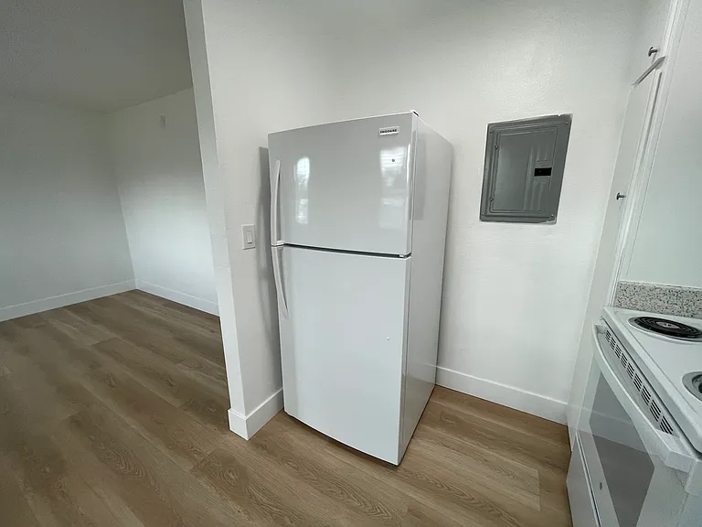 1221 E Beechwood St #3B — Photo 9