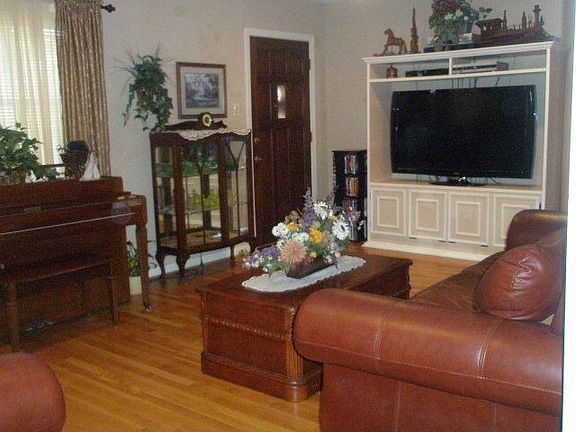 3rd image of 110 N Shady Oaks St