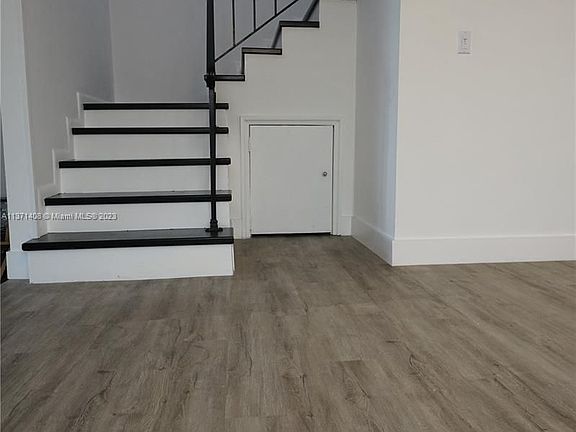 4th image of 2385 NE 171st St