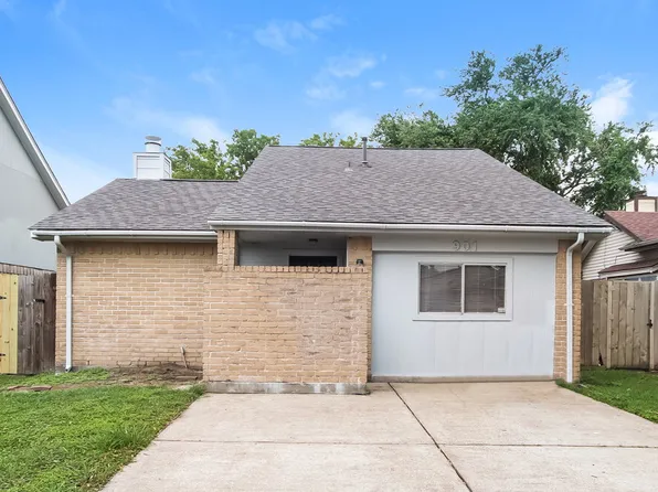 901 Briarcreek Dr, Baytown, TX 77521