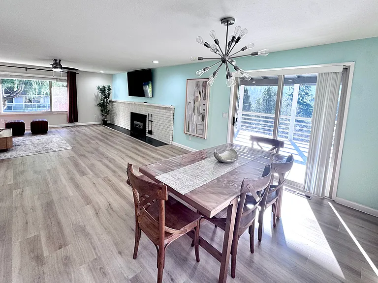 Dining area with mountain view and spacious balcony (upper level)