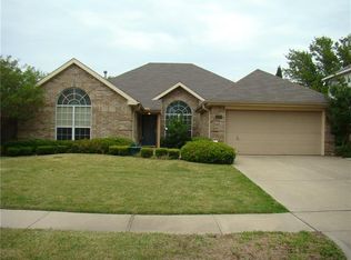 108 Summit Ct, Grand Prairie, TX 75052