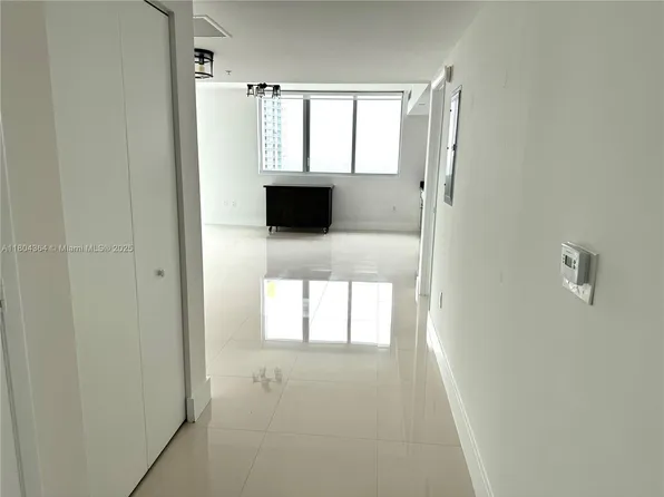 92 SW 3rd St APT 1605, Miami, FL 33130