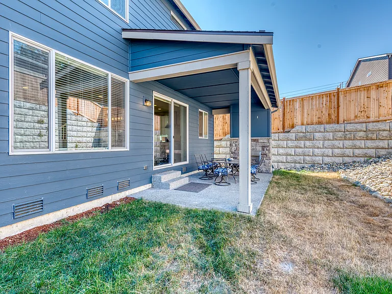 Cozy, Fully fenced backyard