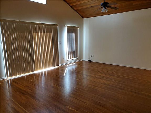 5th image of 131 Peppertree Dr