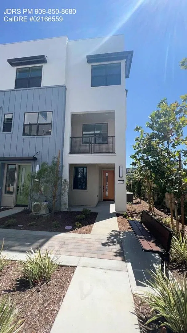 Ontario 3 Bedroom Townhouse — Photo 1