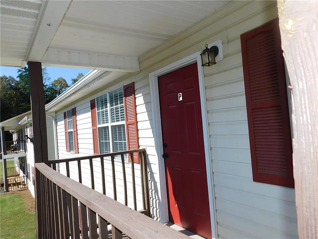2 bed, 1.0 bath, 864 sqft, $1,130 — Photo 2