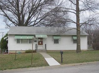 320 N 17th St, Leavenworth, KS 66048