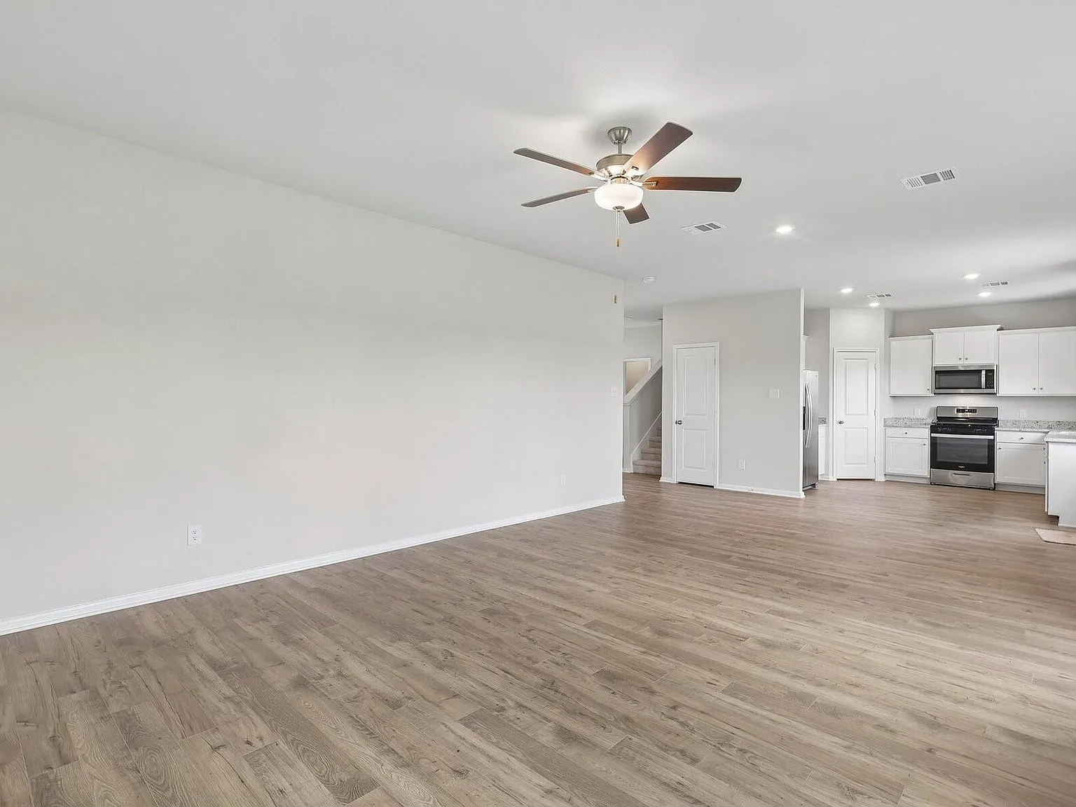 4 bed, 2.5 bath, 1975 sqft, $2,935 — Photo 4