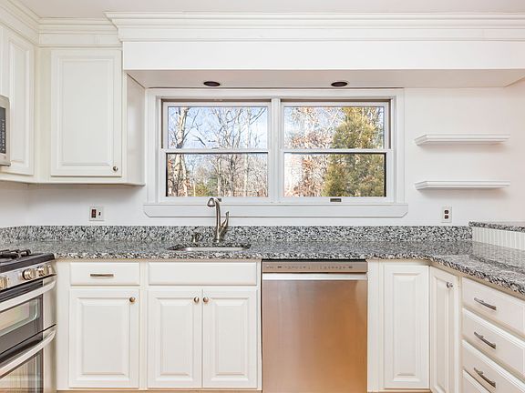 5th image of 119 Mulford Ave