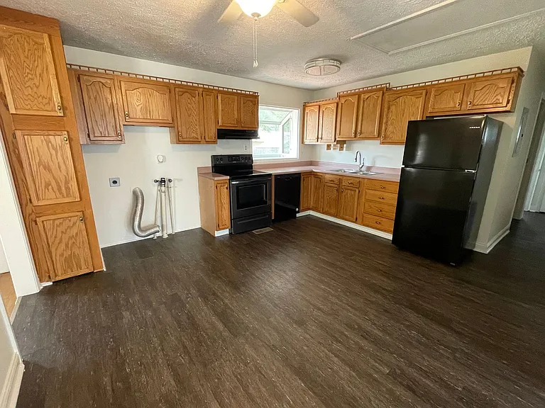 110 N Tyrone Dr — Photo 3
