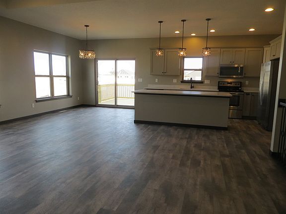 5th image of 985 Olive Ct