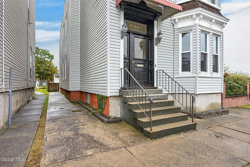 3rd image of 1516 3rd Avenue