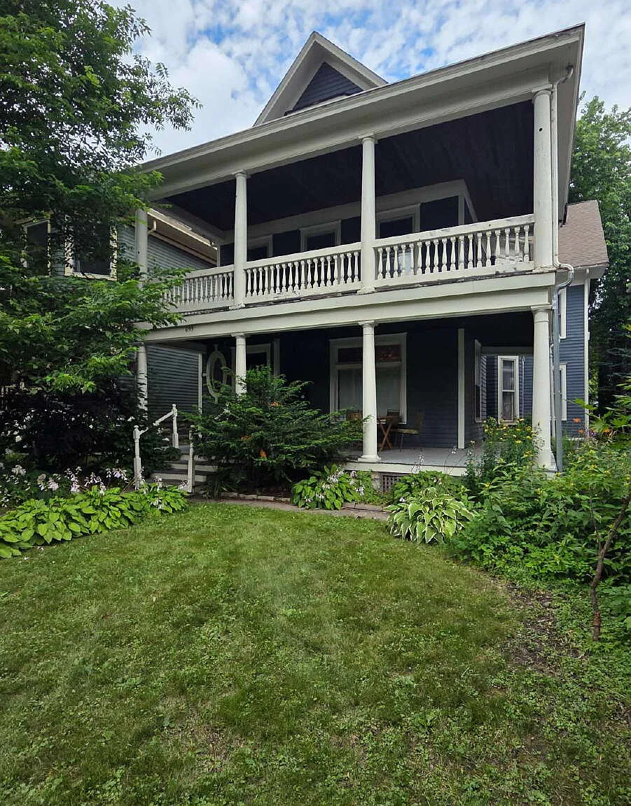 3 bed, 1.0 bath, 1600 sqft, $2,300 — Photo 1