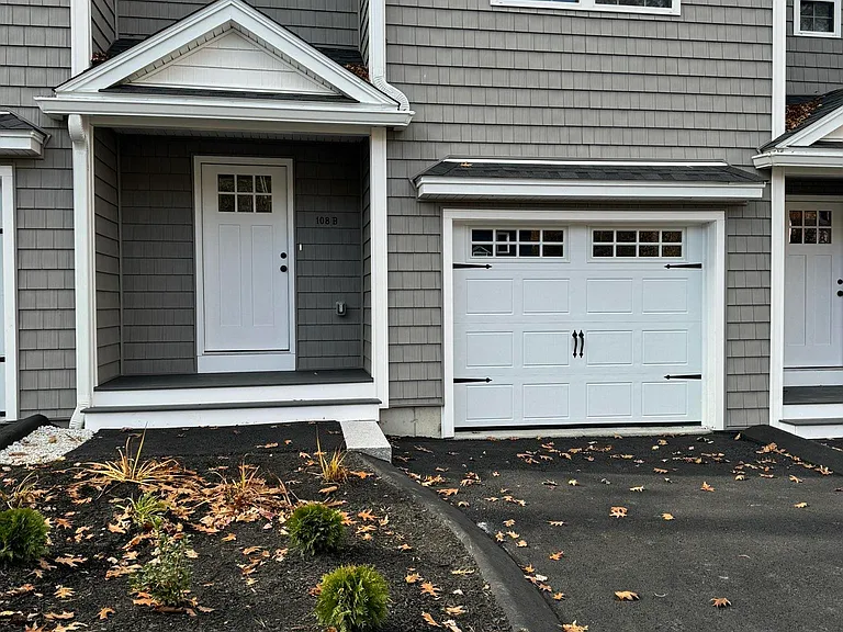 108 Mammoth Rd #B — Photo 2
