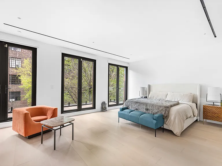 442 W 22nd St — Photo 12