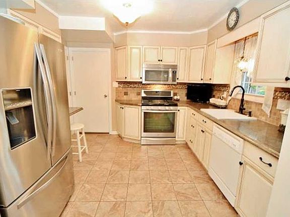 2nd image of 120 Glenview Dr