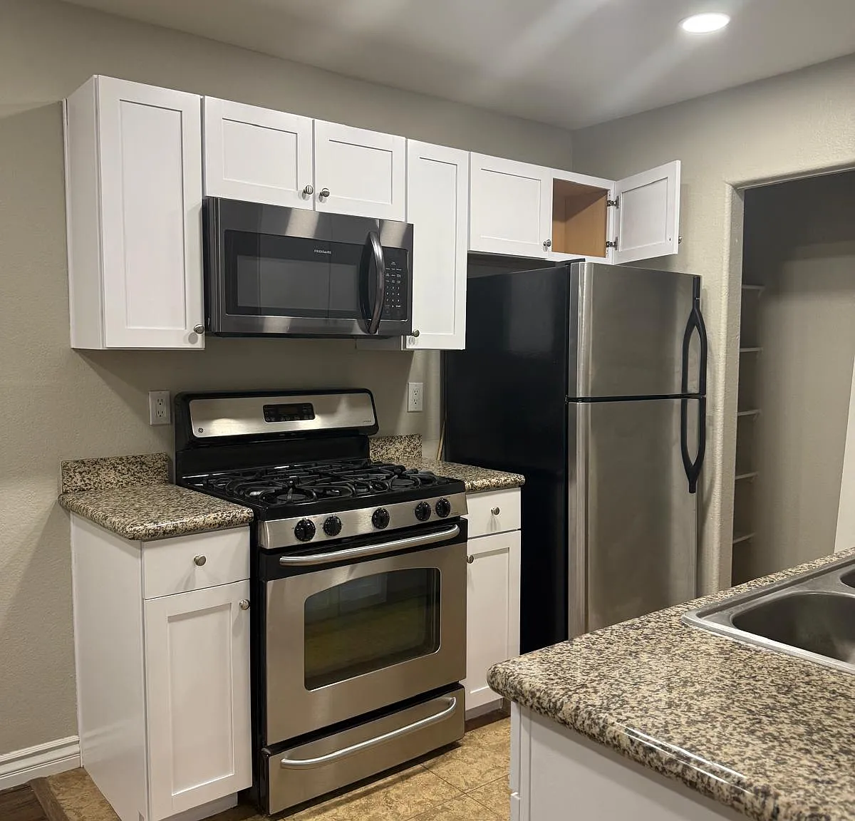 2 bed, 872 sqft, $1,400 — Photo 1