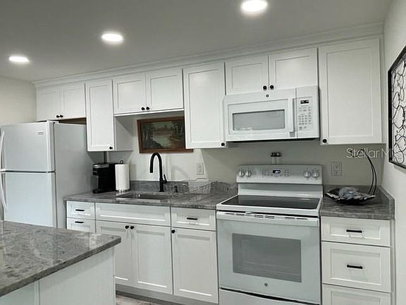 3rd image of 1357 Lakeshore Dr APT 2