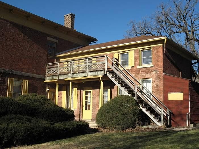 Apt 4 (Top of stairs)