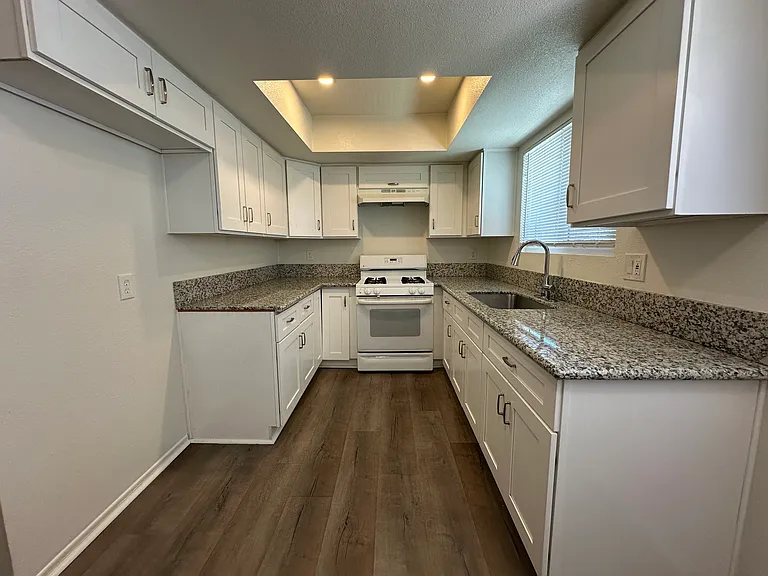 1448 W Stoneridge Ct #E — Photo 6