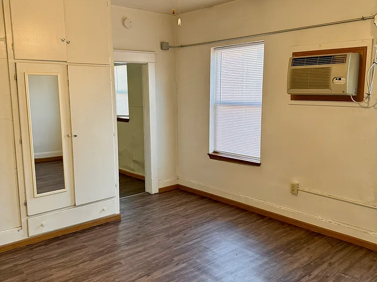 523 E Burlington St #1 — Photo 6