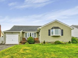 18 Clearland Ave, Carle Place, NY 11514