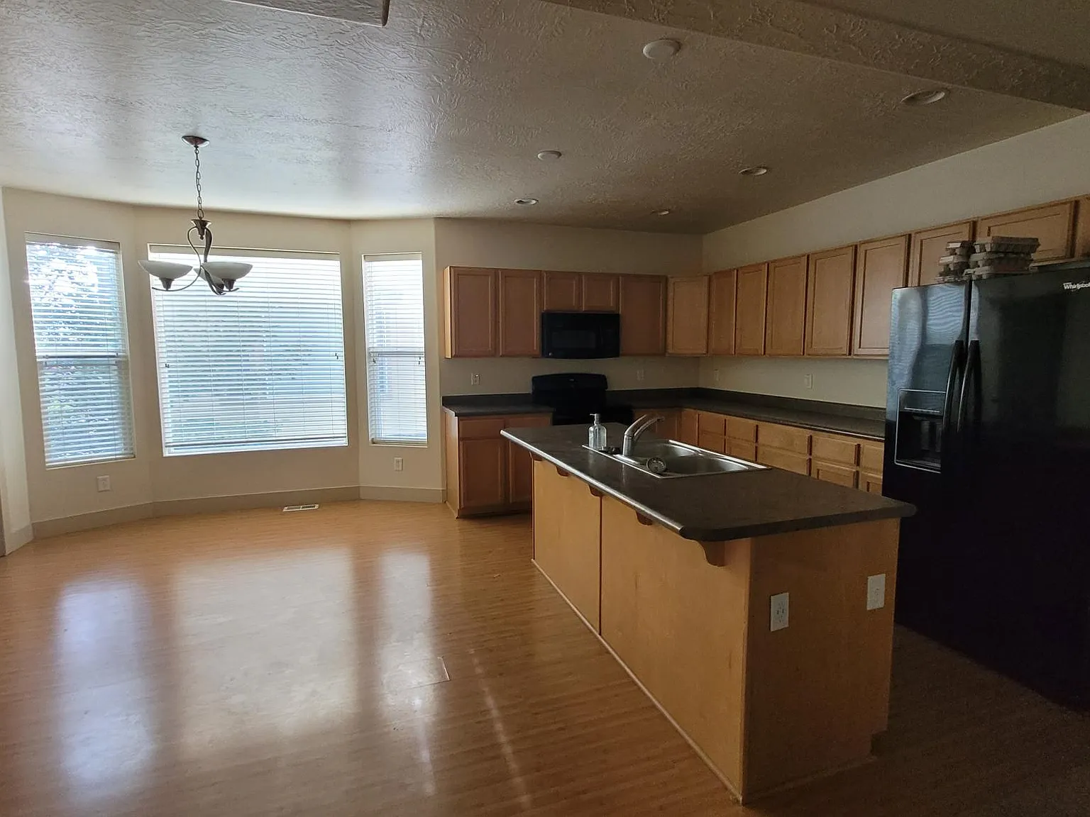 3 bed, 2.5 bath, 1716 sqft, $2,400 — Photo 4
